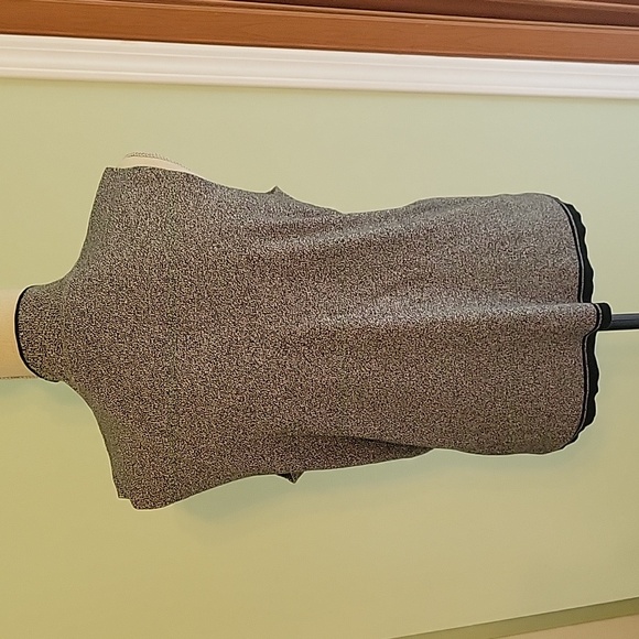 (D) liz claborne cotton gray and black sleeveless top - Picture 2 of 3